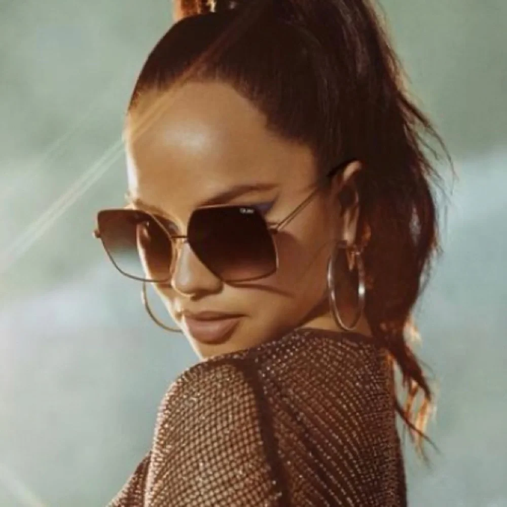 NWT and Case Quay Australia Backstage Gold Sunglasses